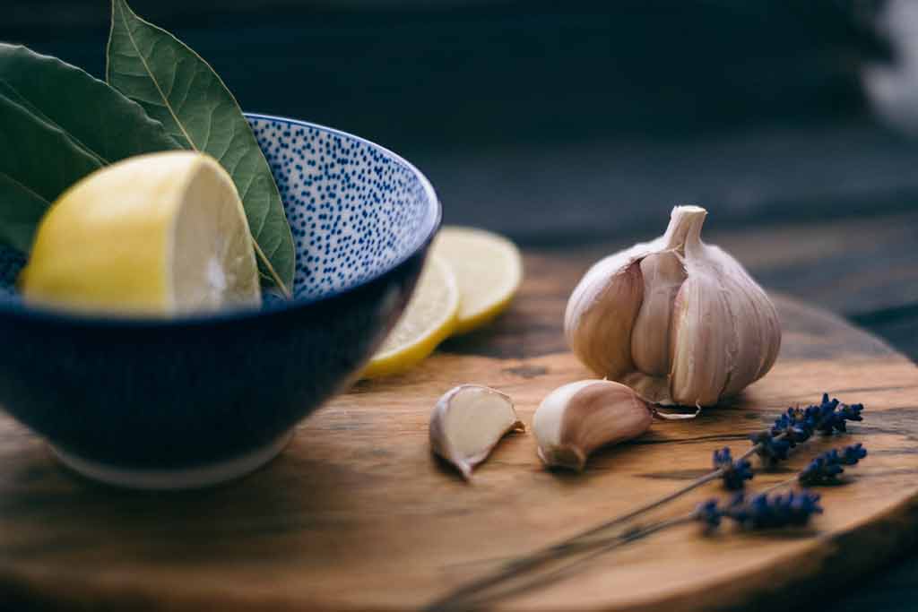 Metaboliten allicin som frigörs när vi skär, krossar eller tuggar vitlök står för många av vitlökens hälsoeffekter